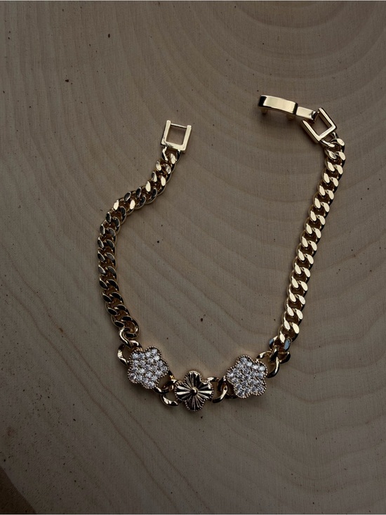 The Unbranded Brand Jewelry - Beautiful 14k filled Gold Clover Bracelet